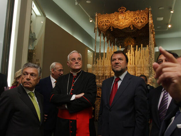 El hermano mayor de la Hermandad, junto al cardenal arzobispo de la ciudad y el alcalde, delante del paso de la Virgen de la Macarena.

Foto: Jose &Aacute;ngel Garc&iacute;a