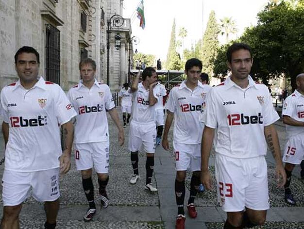 Algunos jugadores del Sevilla tras el acto oficial.

Foto: Antonio Pizarro