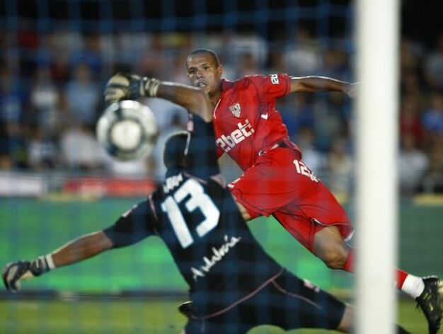 Luis Fabiano marca el segundo gol del Sevilla. / Reuters