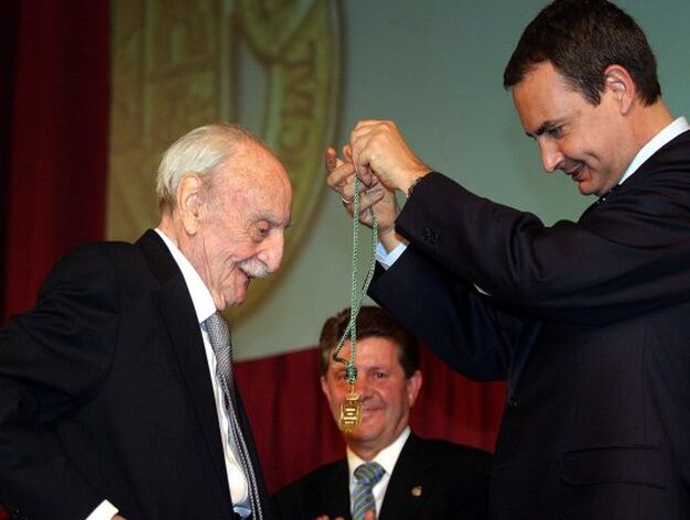 Para el recuerdo. Zapatero  impone a Ayala  la medalla de Hijo Predilecto de la provincia de Granada.

Foto: Granada Hoy