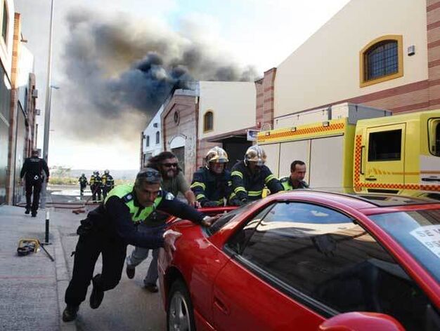 Tres naves industriales del pol&iacute;gono 'Guadalquivir' salieron ardiendo en un incendio que los bomberos tardaron m&aacute;s de cuatro horas en sofocar

Foto: Juan Carlos Toro