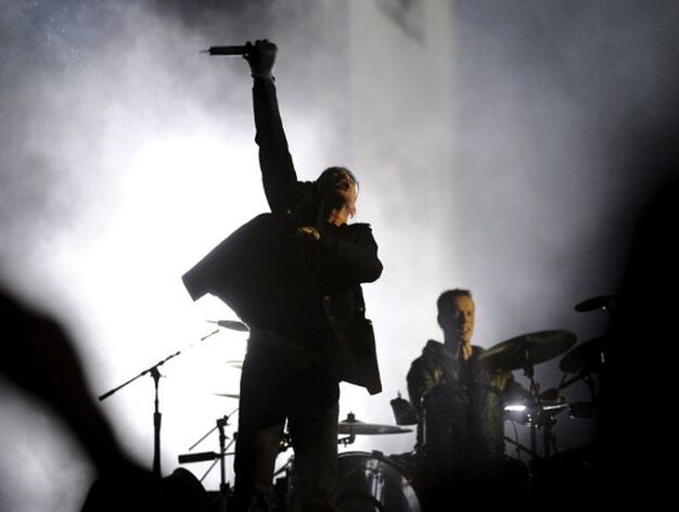 Bono, l&iacute;der de U2, durante la performance de una de las m&uacute;sicas del concierto que la banda ofreci&oacute; en la Puerta de Brandeburgo, Berl&iacute;n.

Foto: Efe