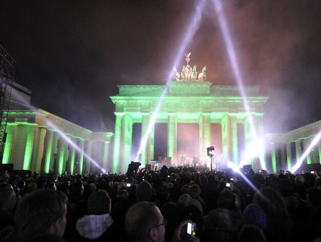 La Puerta de Brandeburgo iluminada para la actuaci&oacute;n del grupo U2 en homenaje al vig&eacute;simo aniversario de la ca&iacute;da del Muro de Berl&iacute;n.

Foto: Efe