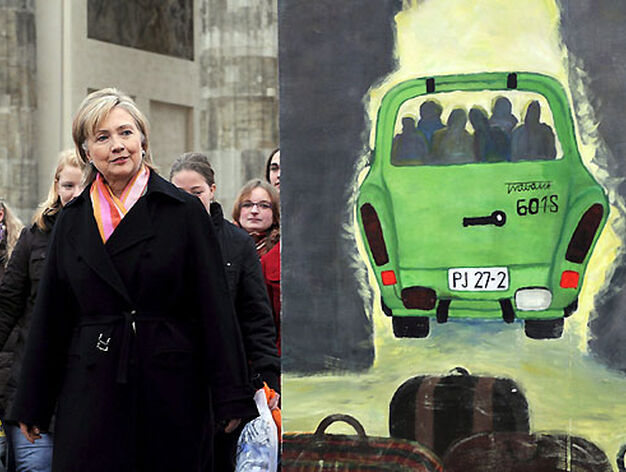La secretaria de Estado de EEUU, Hillary Clinton, pasea junto al domin&oacute; gigante.

Foto: Agencias