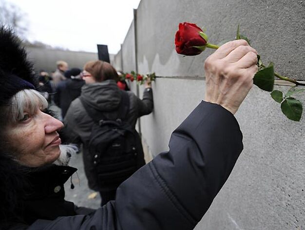 Rosas y homenajes en una de las partes del Muro que sobrevivi&oacute; a su ca&iacute;da.

Foto: Agencias