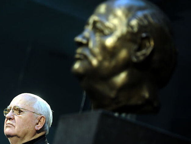 El ex presidente de la URSS Mijail Gorbachov, junto a un busto instalado en Berl&iacute;n en su honor.

Foto: Agencias