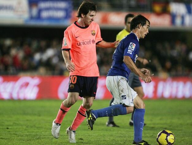 Francis sale con el bal&oacute;n jugado mientras Messi le persigue en su carrera.

Foto: Pascual