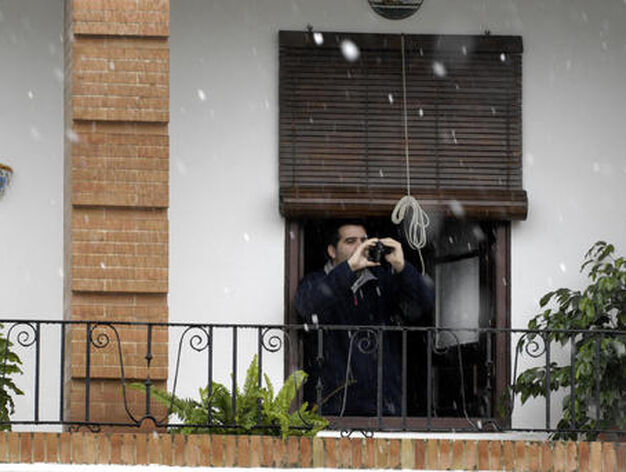 Un hombre saca fotos de la nieve.

Foto: Juan Carlos Mu&ntilde;oz, Manuel G&oacute;mez, Antonio Pizarro
