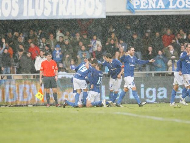 Los jugadores azulinos celebran el gol de Carlos Calvo.

Foto: Pascual