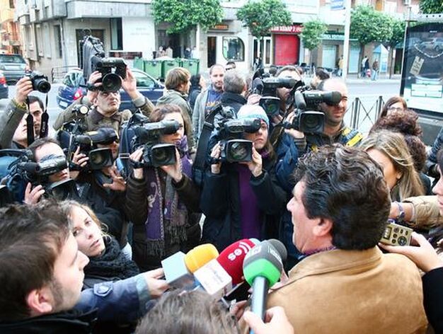 Juan Cort&eacute;s, abuelo de Mariluz, atiende a la prensa.

Foto: Alberto Dom?uez