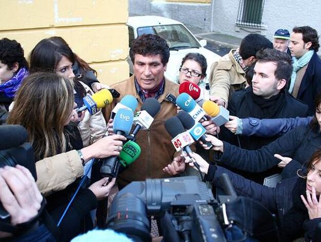 El abuelo de Mariluz, Juan Cort&eacute;s, contesta a las preguntas de los periodistas.

Foto: Alberto Dom?uez