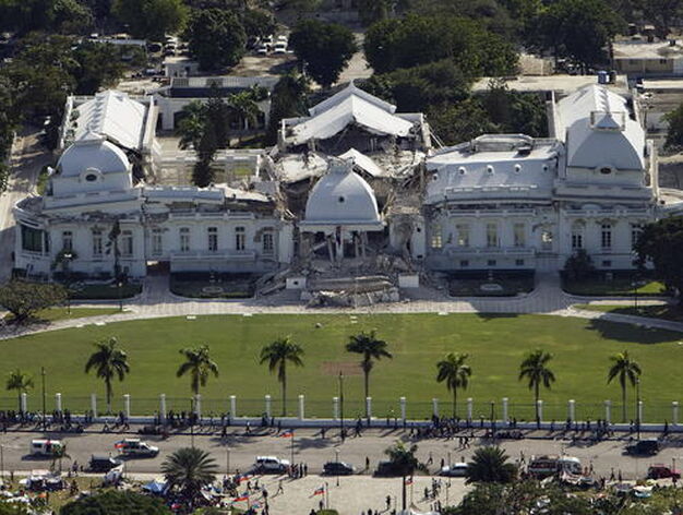 El Palacio Nacional de Puerto Pr&iacute;ncipe, devastado.

Foto: Agencias