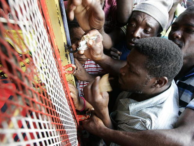 Varias personas pelean en su intento de conseguir pan.

Foto: Agencias