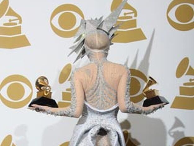 Lady Gaga posa de espaldas con sus Grammy. / Reuters