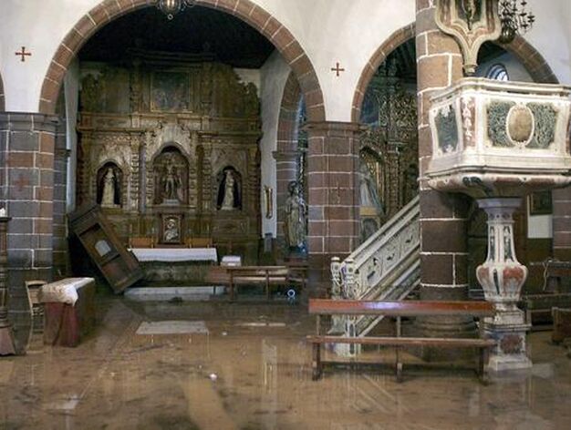 La iglesia de La Concepci&oacute;n de Santa Cruz de Tenerife, inundada tras desbordarse el barraco de Santos por las intensas lluvias.

Foto: Crist&oacute;bal Garc&iacute;a (Efe)