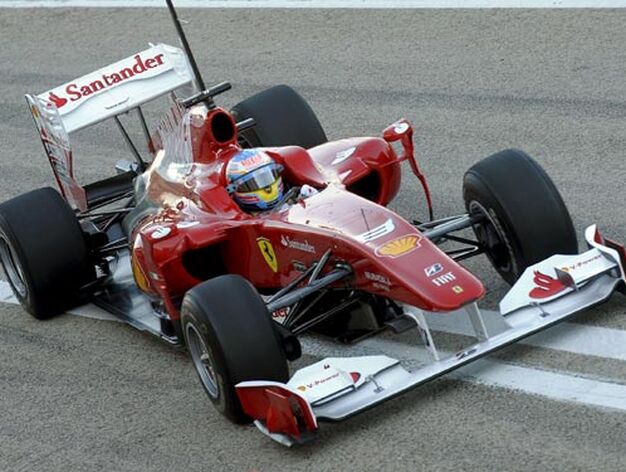 Fernando Alonso al volante del F10/Efe

Foto: Efe