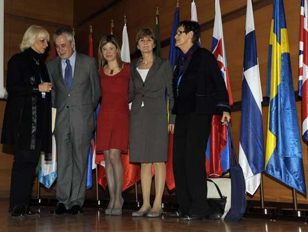 De izquierda a derecha, la alcaldesa, el presidente de la Junta, la ministra y dos de las participantes en el Foro

Foto: Joaquin Hernandez 'Kiki'