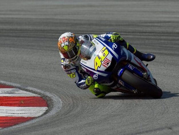 El piloto de Yamaha, Valentino Rossi, a lomos de su nueva motocicleta, la YZR M1

Foto: Agencias