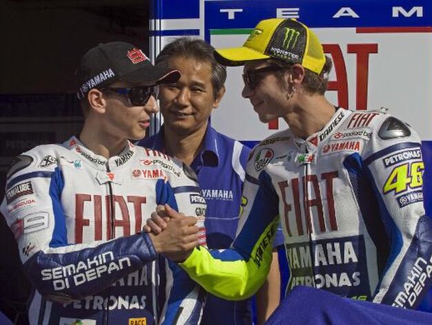 El piloto italiano Valentino Rossi (d) estrecha la mano de su compa&ntilde;ero espa&ntilde;ol Jorge Lorenzo.

Foto: Agencias