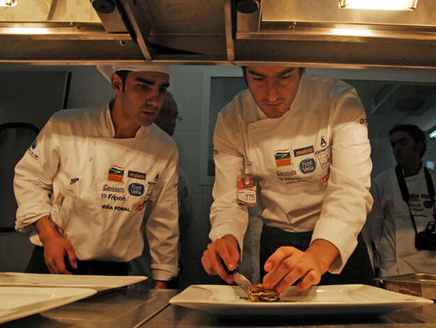 Un chef y su ayudante preparan la presentaci&oacute;n del plato

Foto: Manuel Aranda