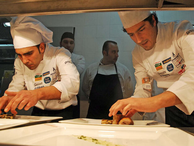 Dos cocineros preparan la presentaci&oacute;n de los platos

Foto: Manuel Aranda