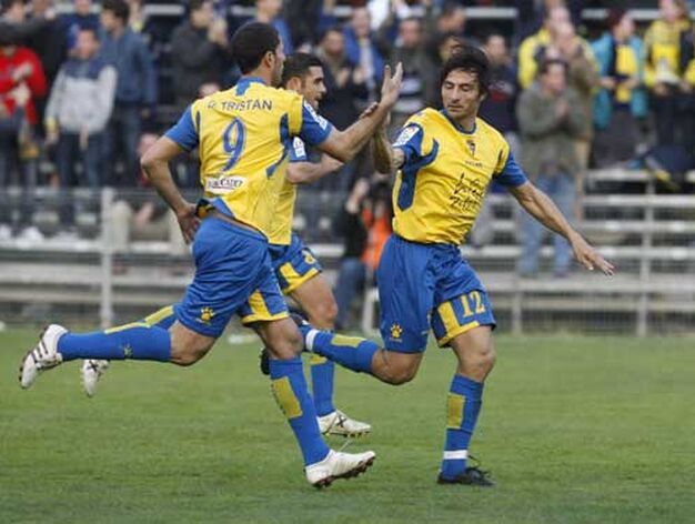 Trist&aacute;n, Enrique y Toedli celebran uno de los goles cadistas.

Foto: Jos&eacute; Braza
