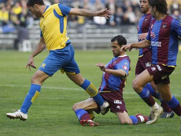 Un jugador del Levante comete falta sobre Trist&aacute;n.

Foto: Jos&eacute; Braza