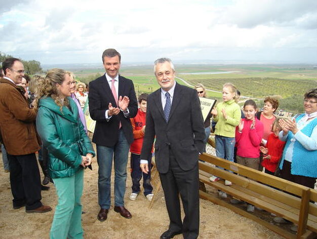 El presidente de la Junta de Andaluc&iacute;a, rodeado de visitantes, en un momento del recorrido.