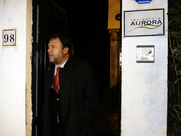 El alcalde visit&oacute; el lugar varias horas despu&eacute;s del incidentes.

Foto: Antonio Pizarro / EFE