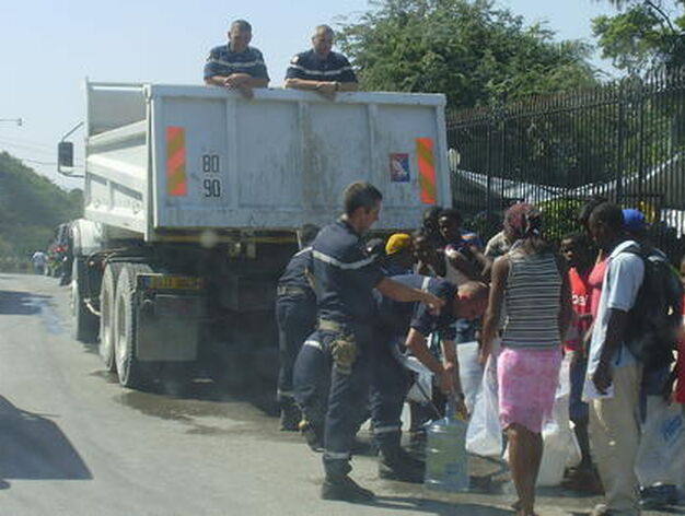 Haitianos en espera de comida y agua potable.