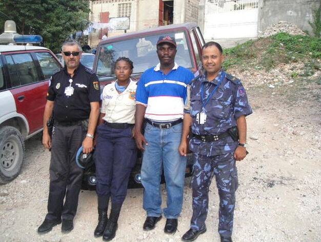 El polic&iacute;a granadino con un polic&iacute;a nepal&iacute;, una polic&iacute;a nacional haitiana (PNH) y el int&eacute;rprete.