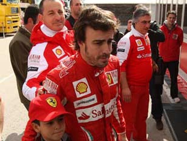 Fernando Alonso se fotograf&iacute;a con un joven aficionado

Foto: Juan Carlos Toro