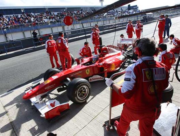 Monoplaza de Alonso rodeado de mec&aacute;nicos de Ferrari

Foto: Juan Carlos Toro
