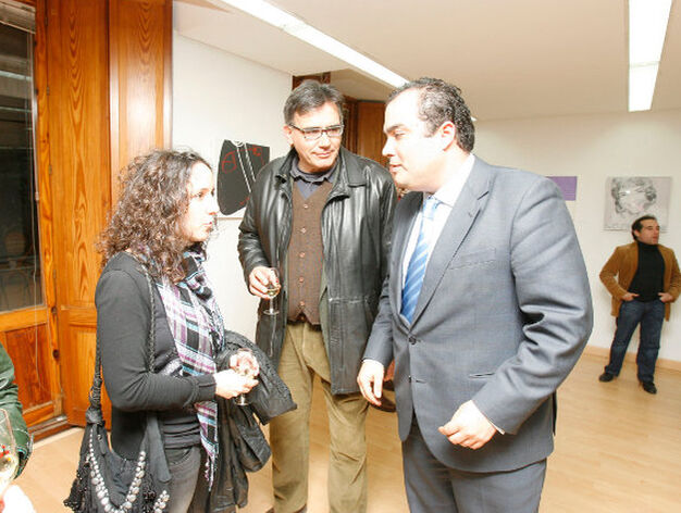 David Fern&aacute;ndez conversa con Macarena Al&eacute;s y Javier Dur&aacute;, concejal del PP. 

Foto: Pascual