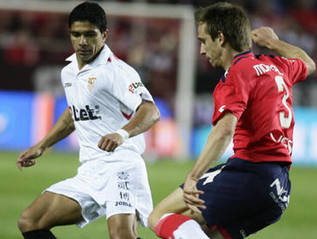 Un gol de Luis Fabiano da la victoria al Sevilla ante Osasuna. / Antonio Pizarro