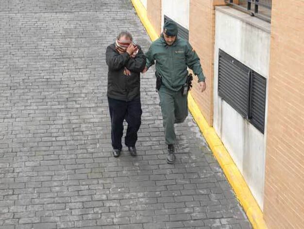 Los detenidos en la operaci&oacute;n contra la explotaci&oacute;n sexual llegando a los juzgados de Chiclana

Foto: Paco Peri&ntilde;an