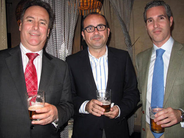 Juan Luis Mahugo (Aldima), Jes&uacute;s Moreno (Estrella de Galicia) y el abogado Julio Retamero.

Foto: Victoria Ram&iacute;rez