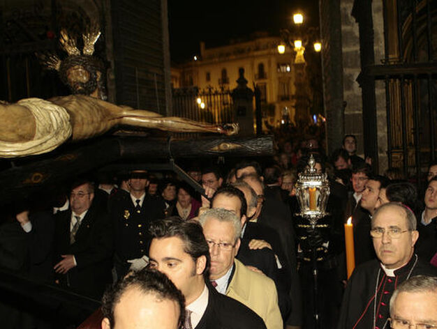 Cortejo que acompa&ntilde;a al Cristo en el v&iacute;a crucis.

Foto: Juan Carlos Mu&ntilde;oz