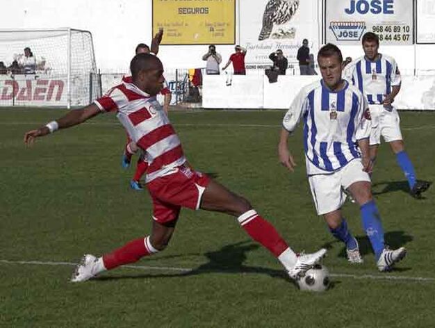 el jugador del Granada Nyom recupera un bal&oacute;n.

Foto: Pascu M&eacute;ndez (LOF)