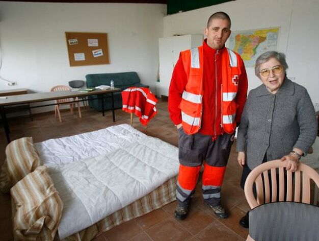 Un voluntario de Cruz Roja junto a la hermana Teresa, en una de las habitaciones del colegio de El Portal.

Foto: Pascual