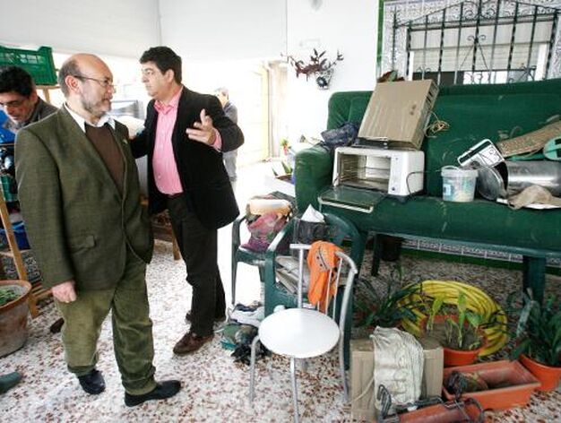 Los dirigentes de IU Ignacio Garc&iacute;a y Diego Valderas (a la dcha.) visitan ayer una vivienda de El Portalillo.

Foto: Pascual