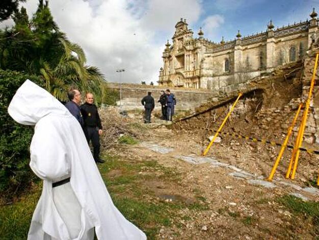 Una hermana de Bel&eacute;n ayer junto muro derribado en La Cartuja.

Foto: Pascual