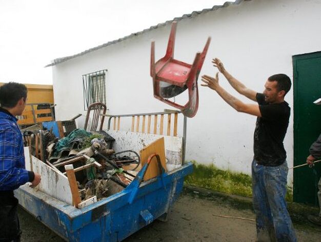 Un vecino de La Greduela, ayer junto a su vivienda anegada.

Foto: Pascual