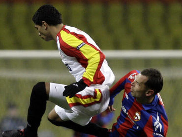 Renato salta ante Ignashevich despu&eacute;s de golpear la pelota.

Foto: Antonio Pizarro