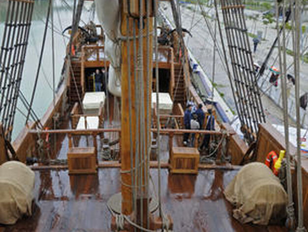 El tim&oacute;n del Gale&oacute;n Andaluc&iacute;a en una imagen de la cubierta del barco.

Foto: Juan Carlos V&aacute;zquez
