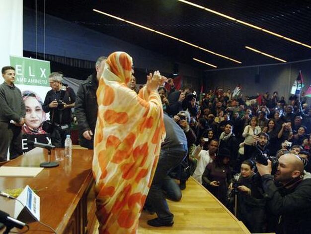 La Facultad de Ciencias se llen&oacute; para ver a la activista saharaui

Foto: Patri D&iacute;ez