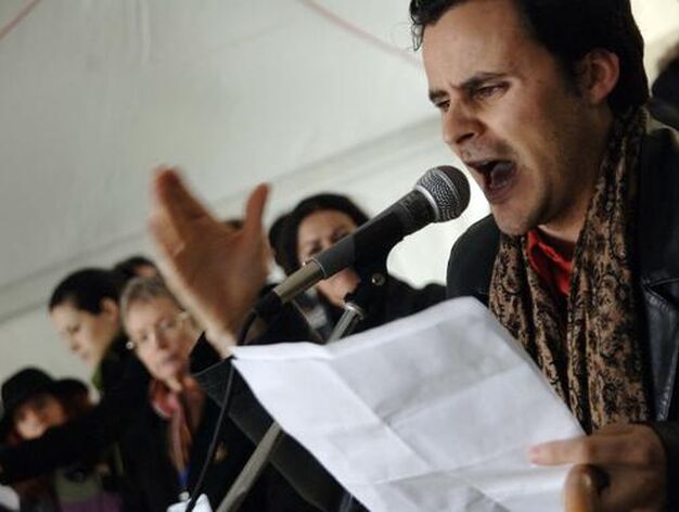 El cantaor Juan Pinilla durante la lectura del manifiesto

Foto: Patri D&iacute;ez