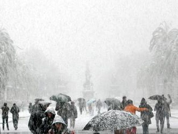 Una intensa nevada cubre Barcelona y a casi toda Catalu&ntilde;a. /EFE &middot; AFP Photo &middot; Reuters