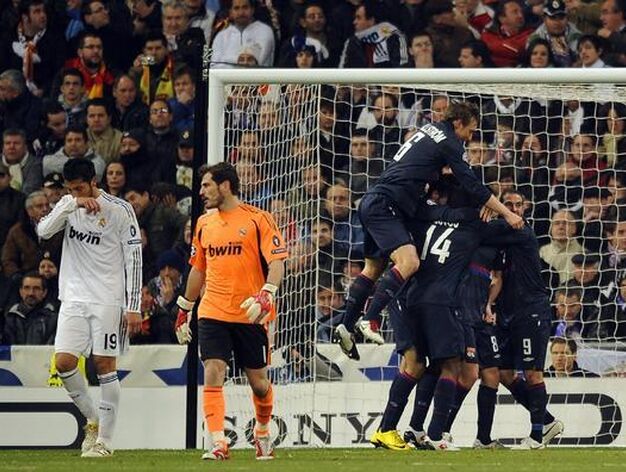 El Real Madrid cae un a&ntilde;o m&aacute;s en octavos de final de la Liga de Campeones, esta vez ante el Olympique de Lyon en el Bernab&eacute;u. / EFE &middot; AFP Photo &middot; Reuters