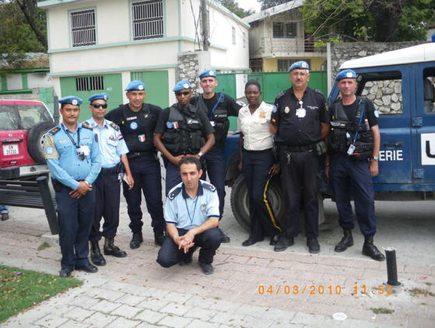 Con gendarmes franceses, un polic&iacute;a de la PNH, un yeman&iacute;, un turco y un nepal&iacute; en un descanso de la patrulla.